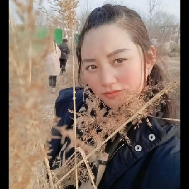 雨中的背影